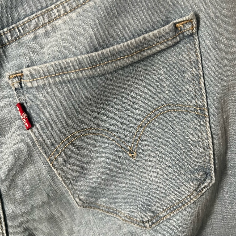 Levi’s Classic Bermuda Shorts in Slate Away - Picture 7 of 10